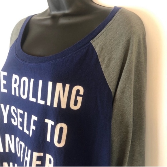 Torrid Women’s Size 0 Raglan top Navy blue with Gray Sleeves Excellent Condition - Picture 3 of 8